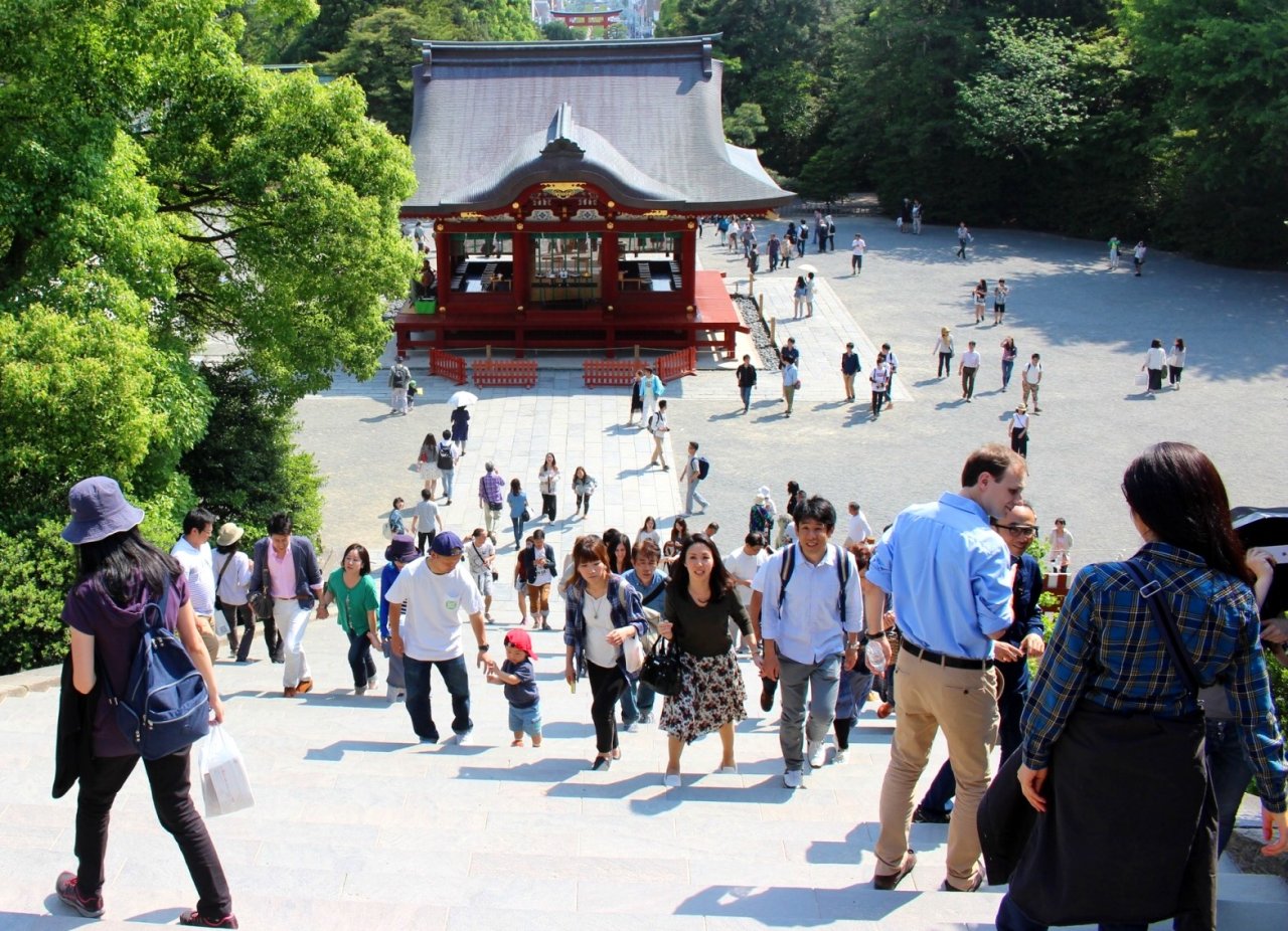 遊客擠滿觀光地 日本鎌倉市長等要求封鎖海岸