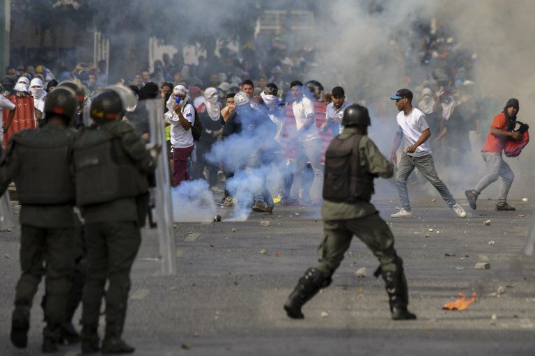 委內瑞拉總統鬧雙胞 鎮暴警察與反對派群眾衝突