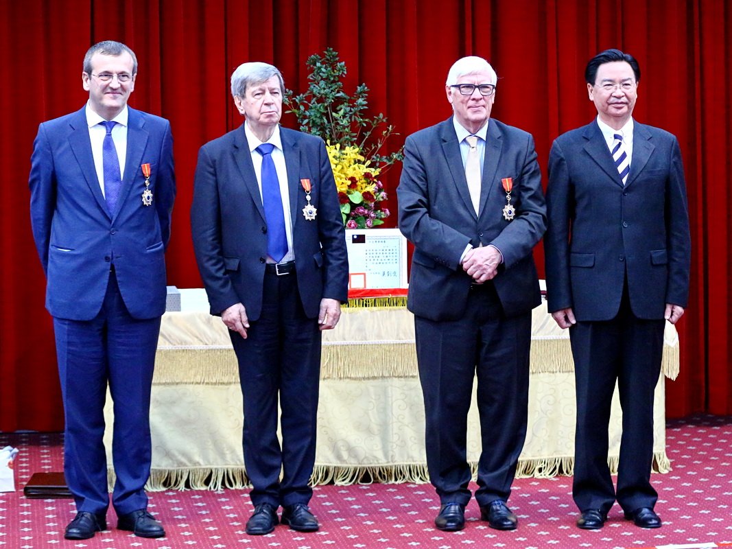 歐洲議員力挺台灣 外交部贈睦誼獎章