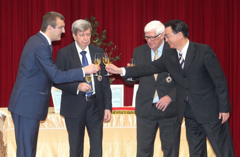 致贈睦誼獎章 外交部感謝歐洲議員力挺台灣