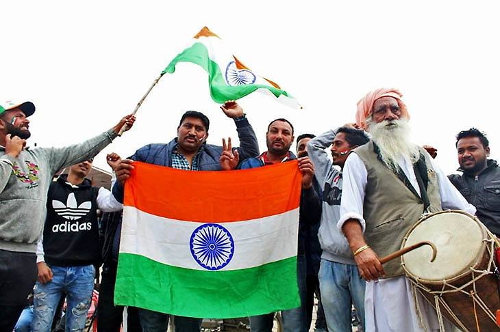數千印度民眾湧進印巴邊界 要歡迎飛行員返國