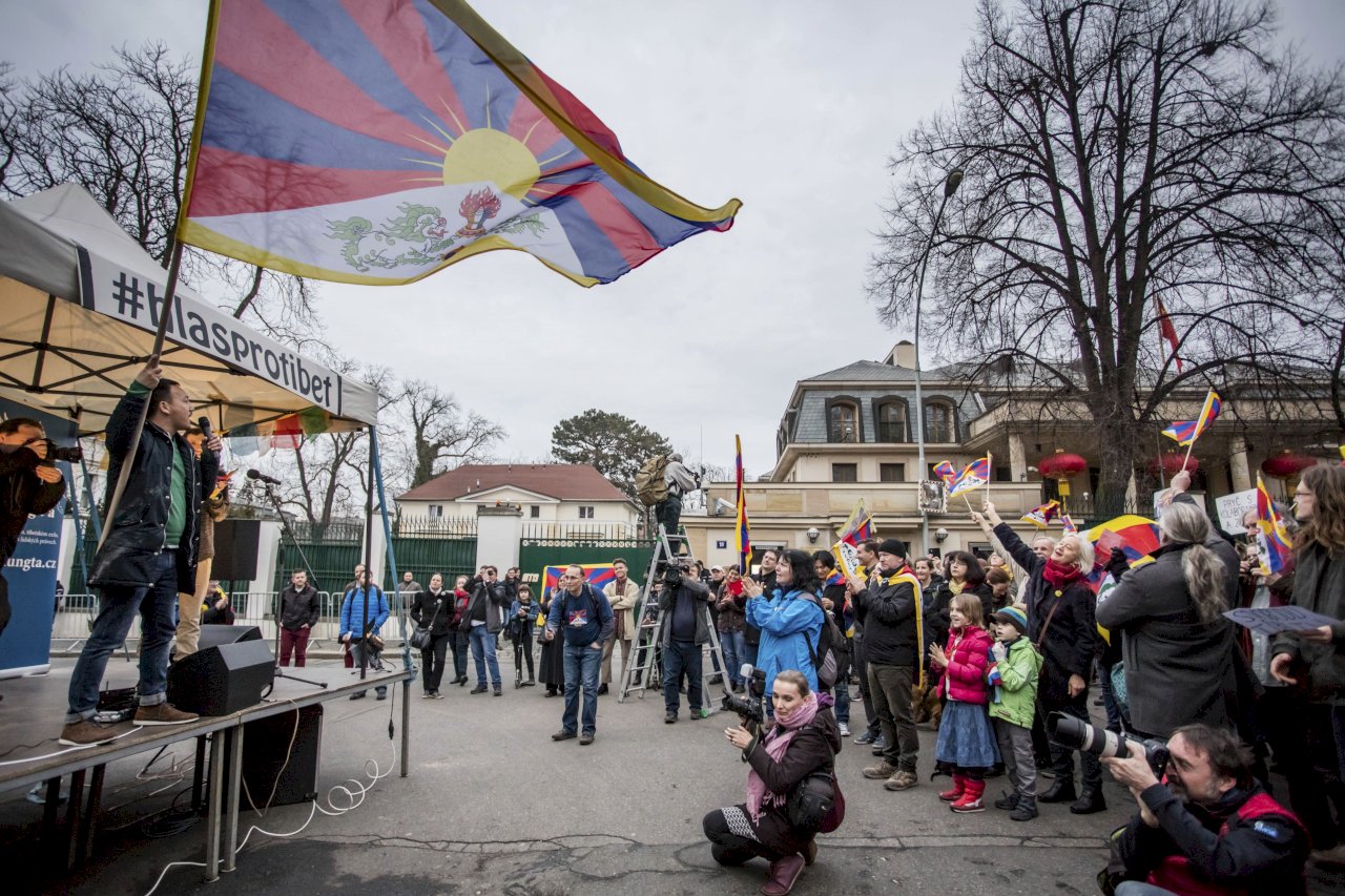 310抗暴日 布拉格恢復升掛西藏旗幟