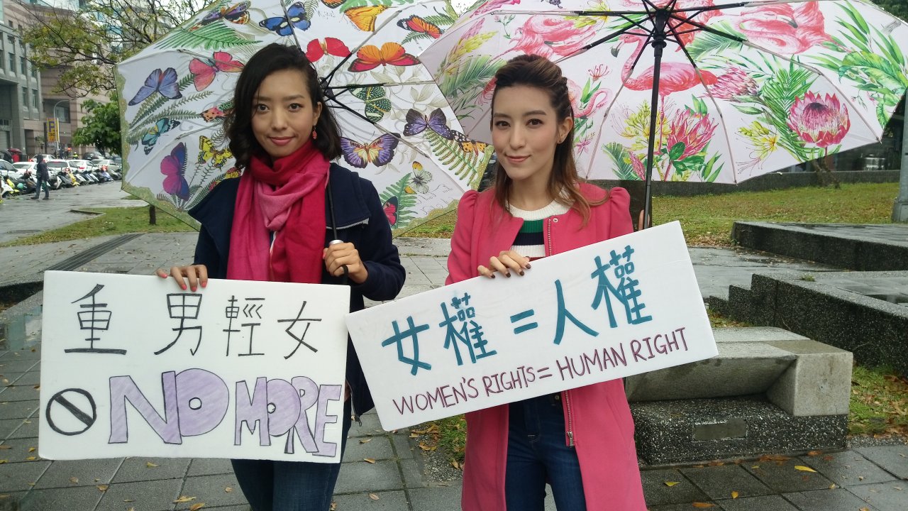 平權遊行雨中展開 Lara與姊姊撐傘響應