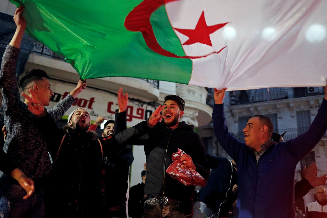 阿爾及利亞街頭革命勝利 萬年總統放棄5連霸