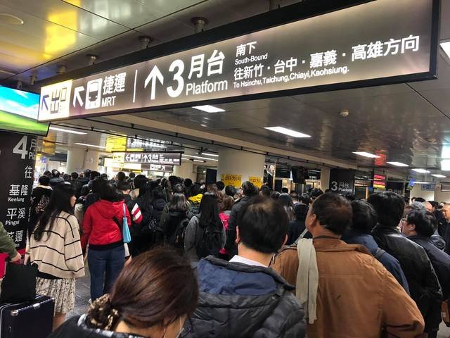 台北車站雙鐵閘門故障 旅客一度卡關