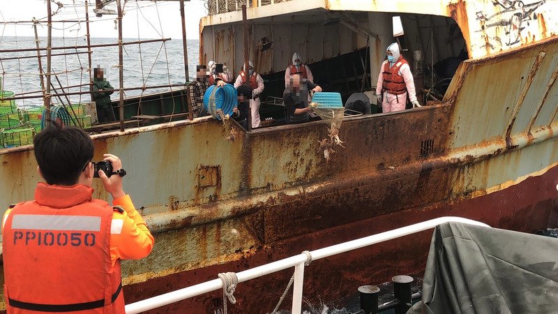 中國漁船越界捕魚 海巡扣船押回偵辦