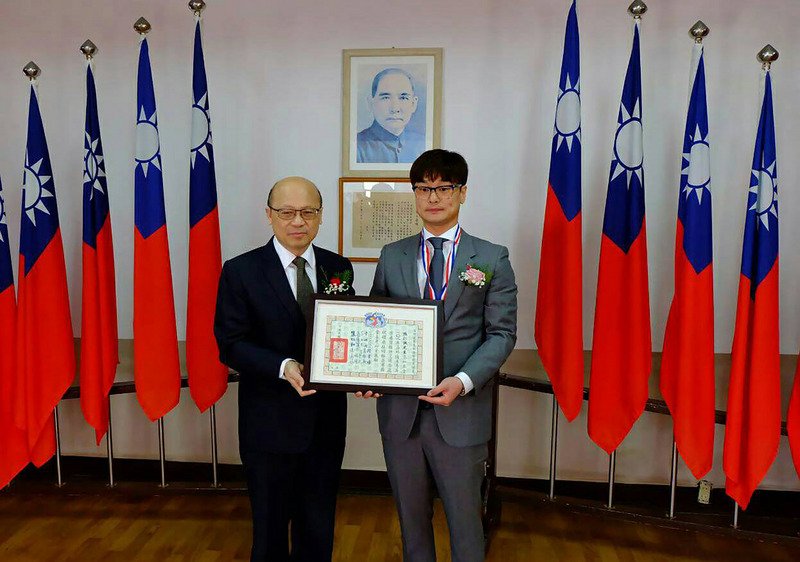 青年節大會 駐韓副代表表揚僑界楷模