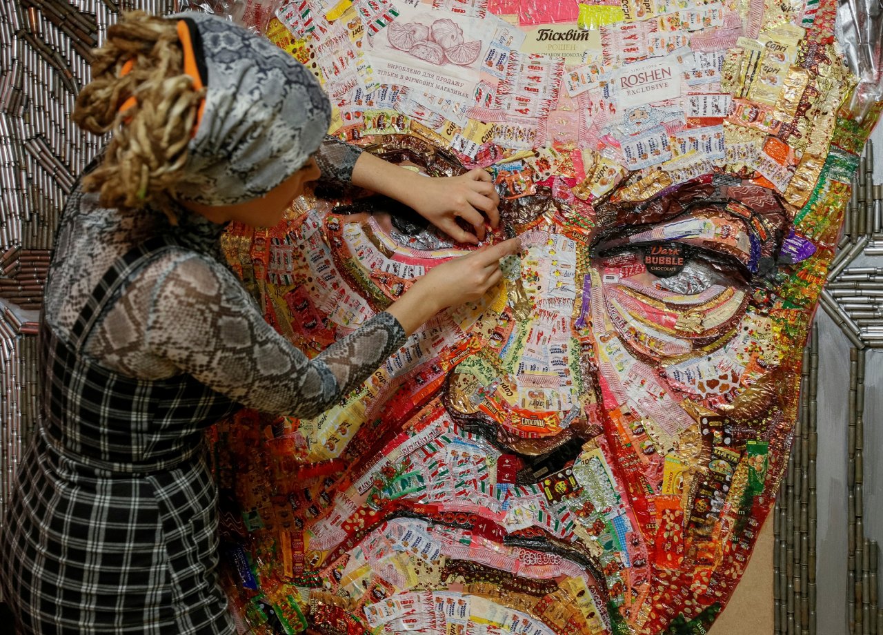 嘲諷烏克蘭總統 藝術家以糖果紙拼貼畫像