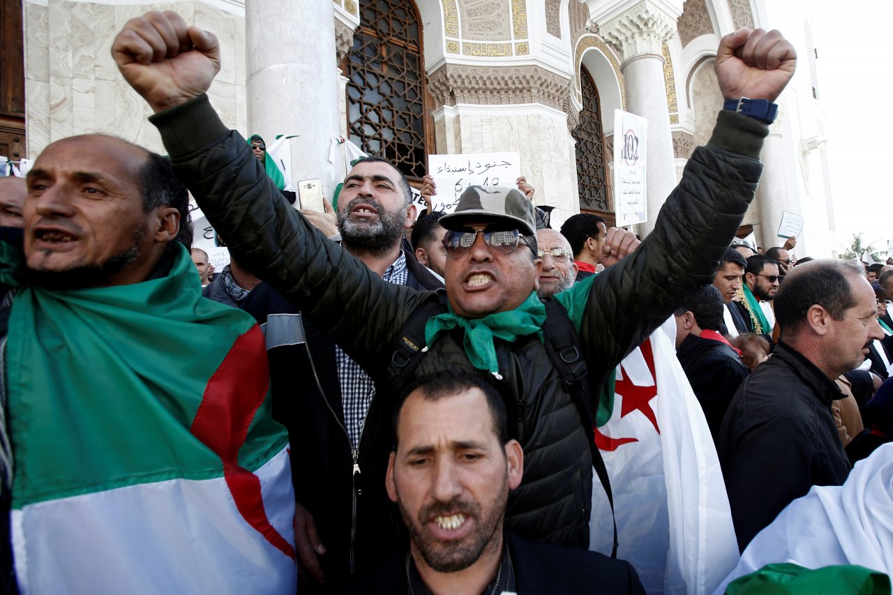 不要老人幫 阿爾及利亞將選新臨時總統