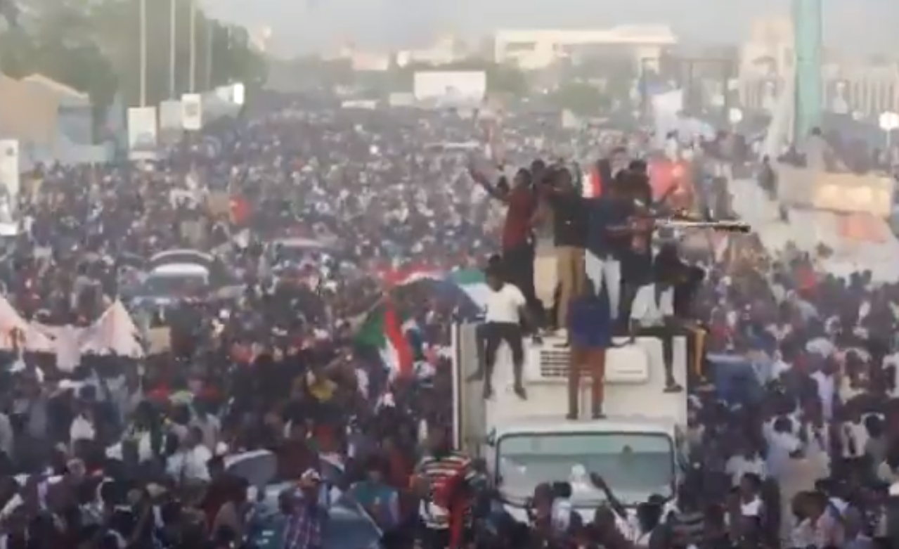 憂軍方接管噩夢重演 蘇丹抗議民眾如洗三溫暖