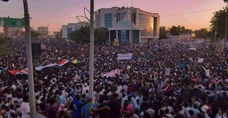 獨裁者下台局勢仍動盪 蘇丹數千民眾仍上街頭