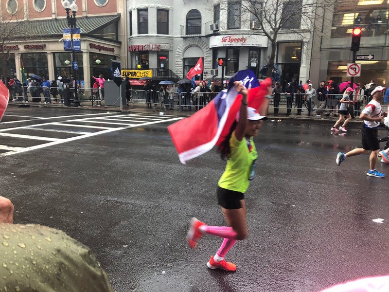 波士頓馬拉松 台灣選手不畏風雨舉國旗衝線