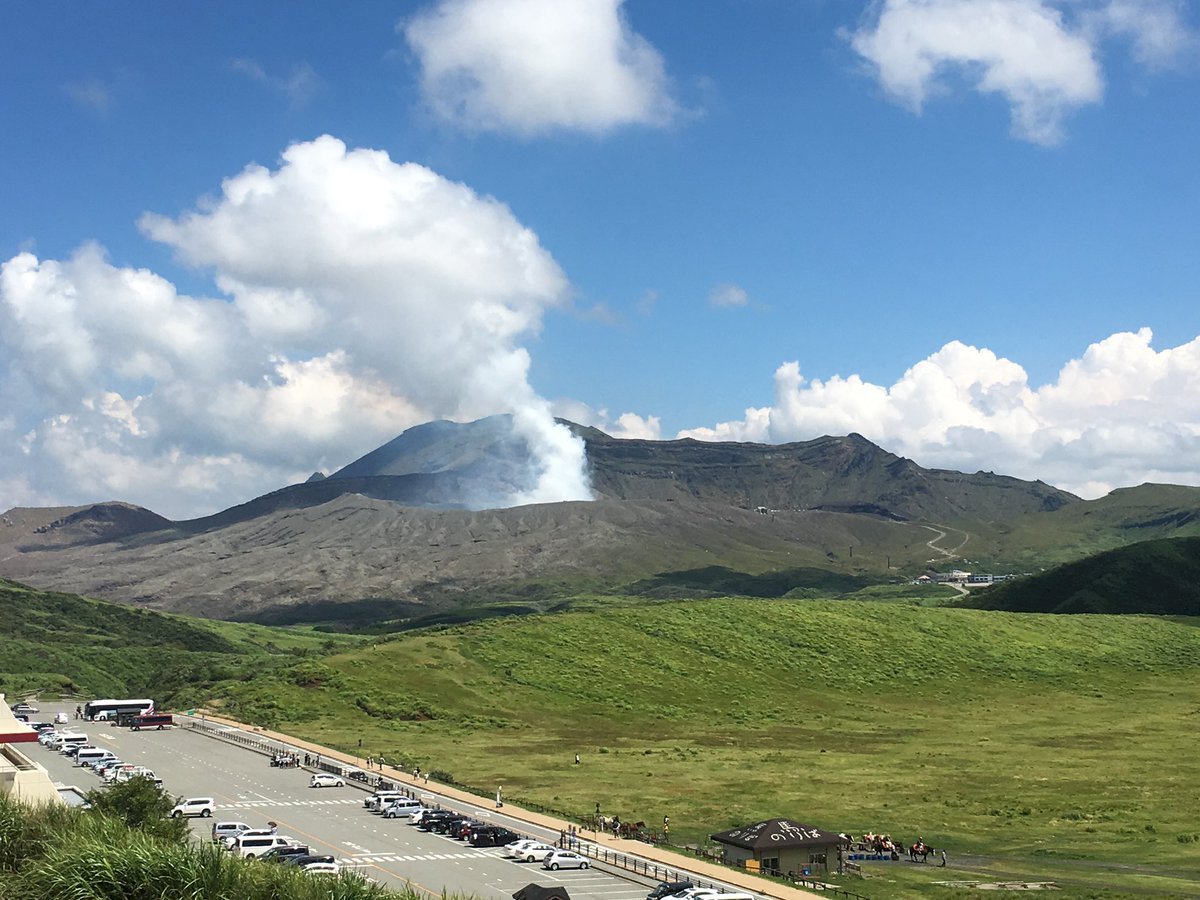 日本九州阿蘇山小噴發 噴煙200公尺高