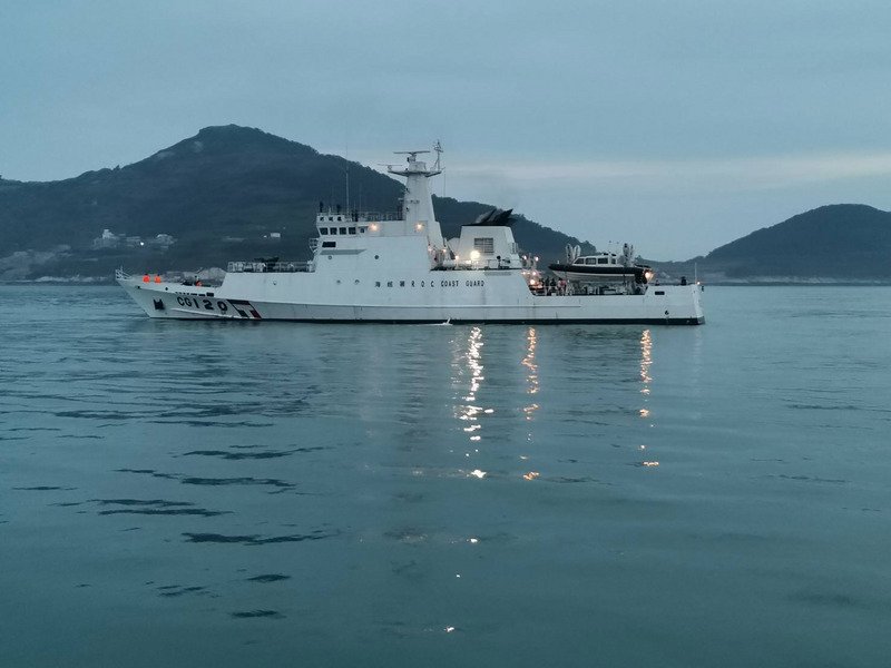 中國漁船丟石拒檢 海巡震撼彈回擊