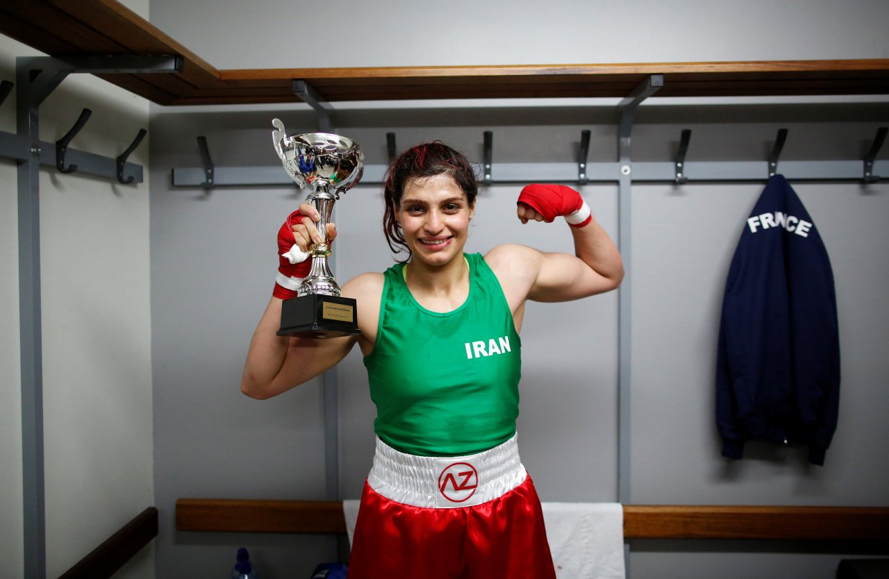 穿背心短褲比賽遭通緝 伊朗女拳手贏比賽滯留法國