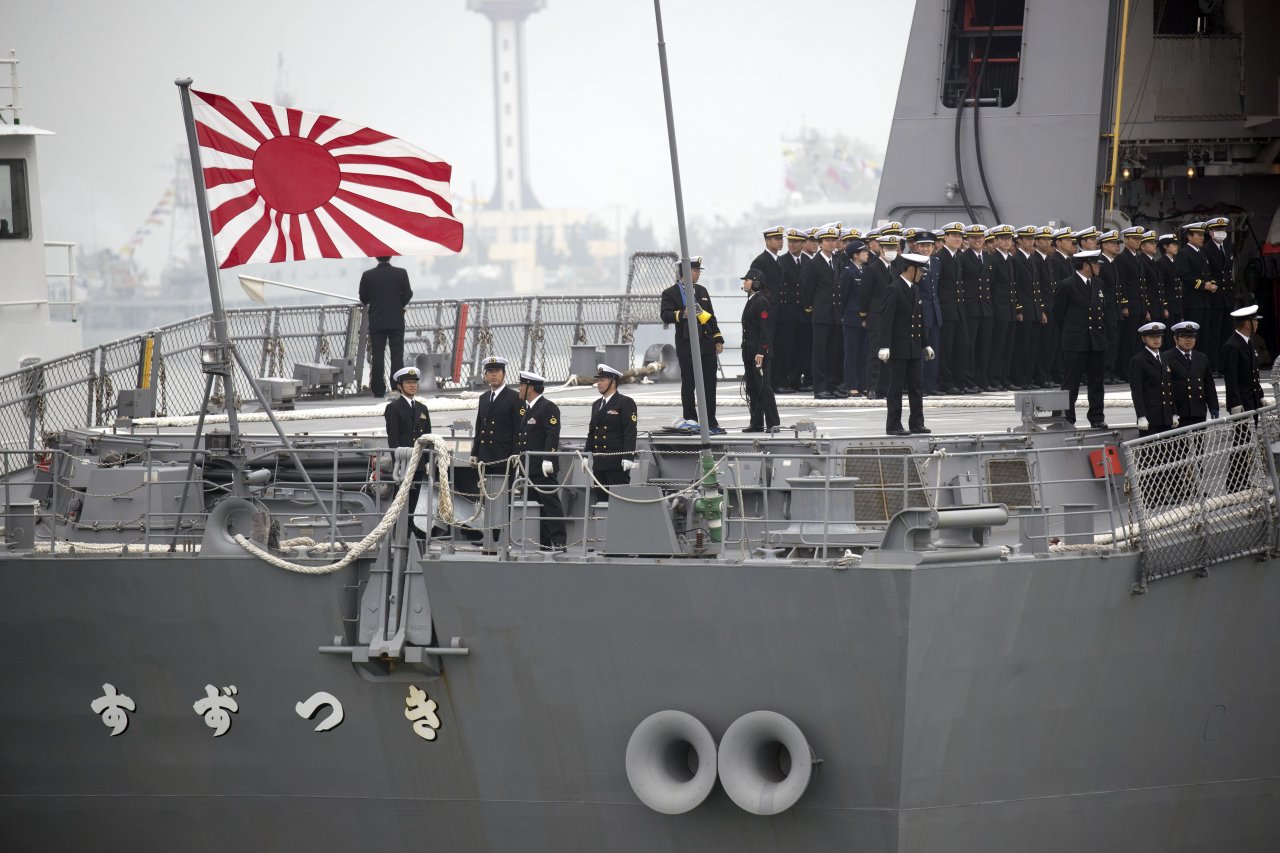 日本驅逐艦懸掛「旭日旗」抵達青島