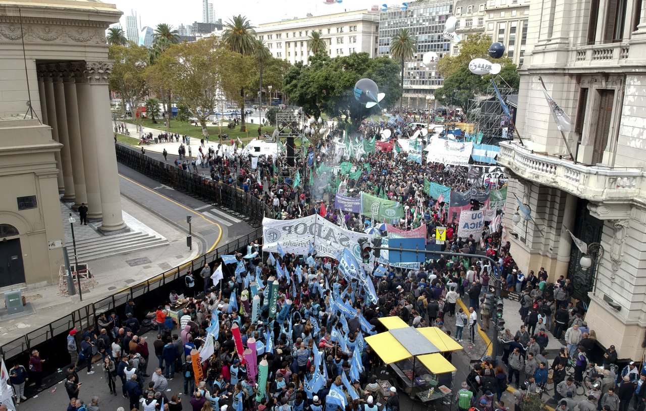 阿根廷萬人示威罷工 衝擊海陸空交通