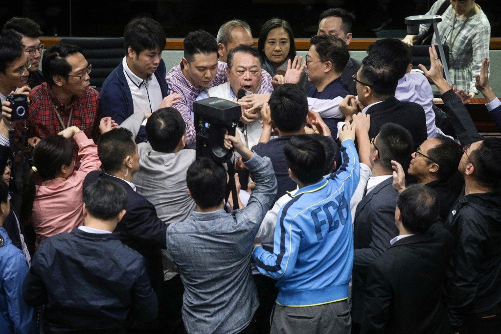 香港議會兩派衝突議員掛彩 逃犯條例審議再延後