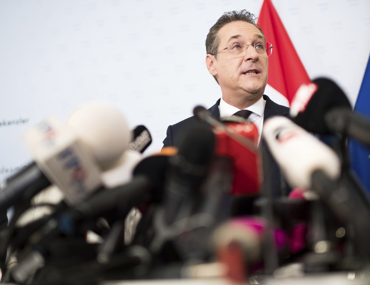 斷尾求生 奧地利副總理為視頻醜聞下台