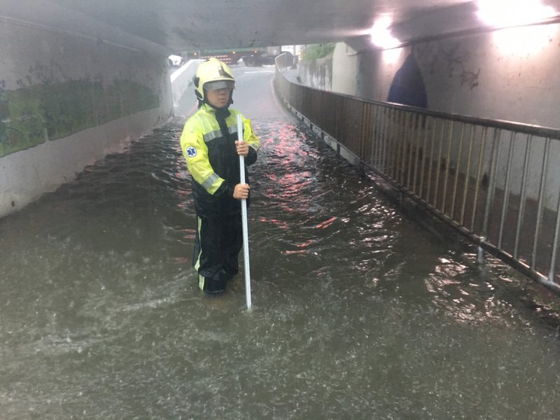 豪雨襲台 中央應變中心今早二級開設