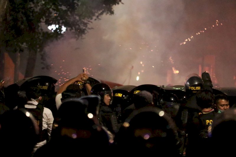 印尼大選公布後群眾上街未散 警催淚瓦斯驅離