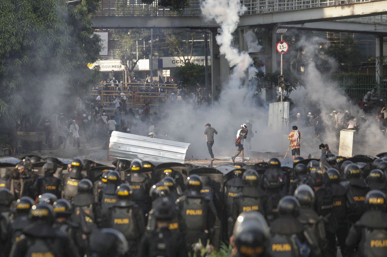 印尼選後街頭動盪 群眾縱火遭驅離已6死逾2百傷