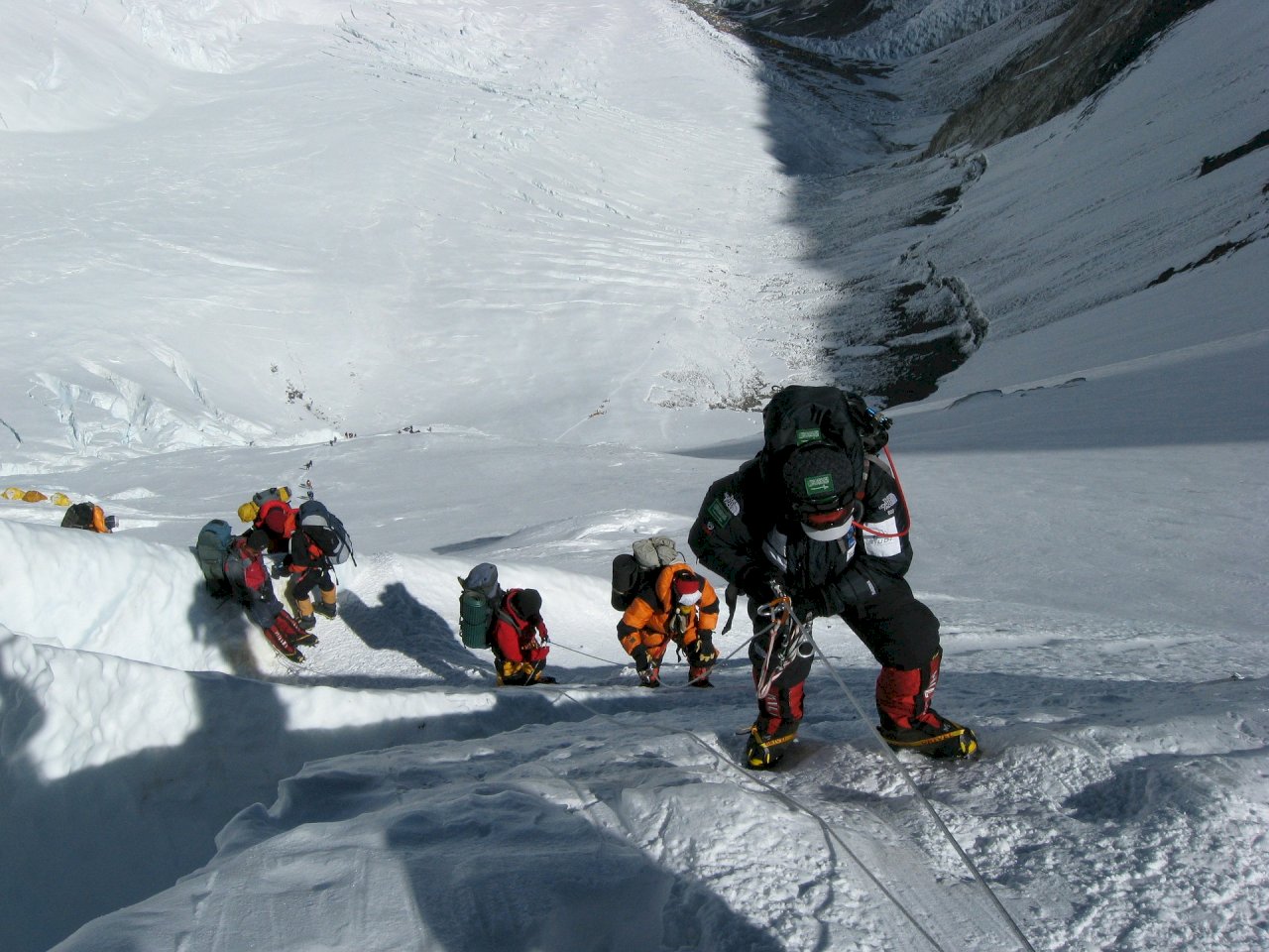 聖母峰攻頂塞車一週釀7死 登山客等太久失溫缺氧