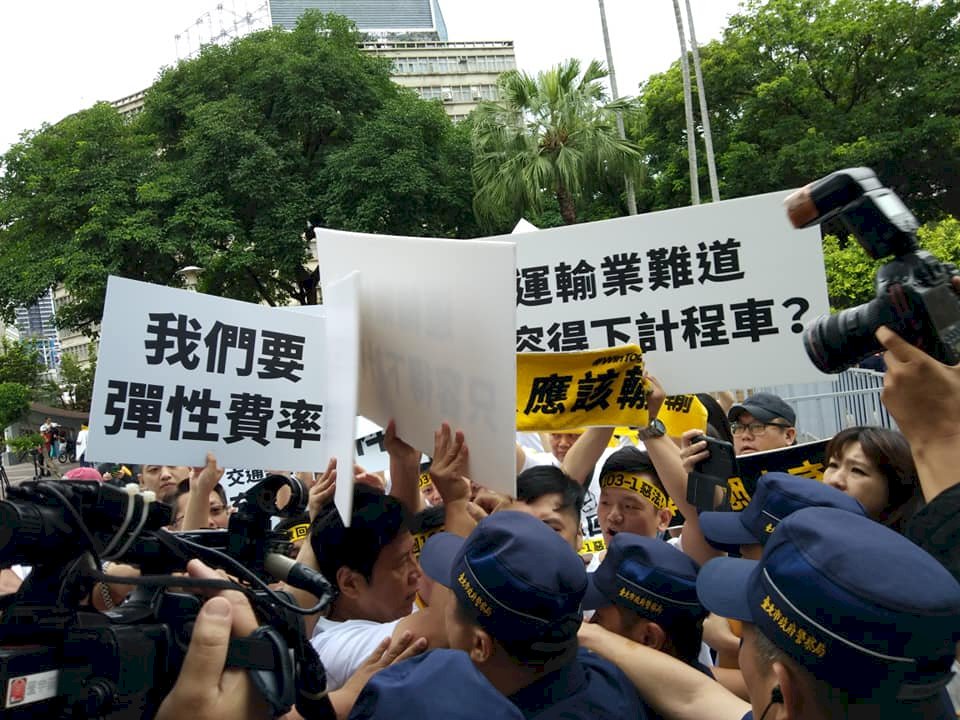Uber駕駛政院抗議 與警方爆發推擠