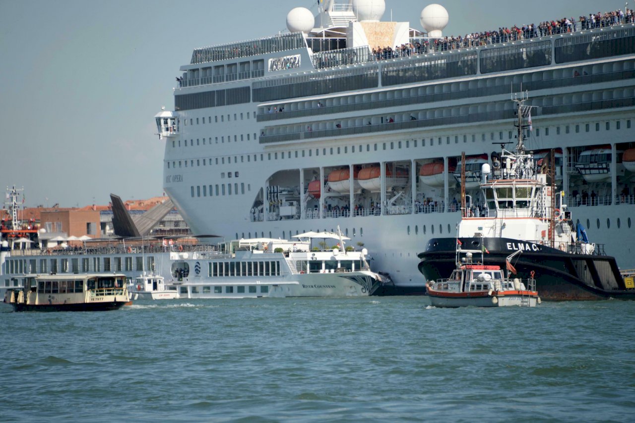 威尼斯運河傳意外 郵輪失控撞上觀光船釀5傷