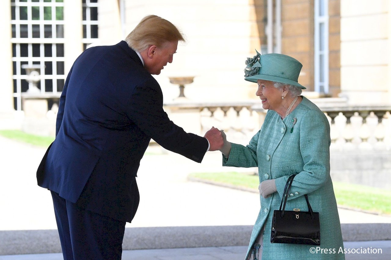 川普訪白金漢宮 獲英國女王大禮接待