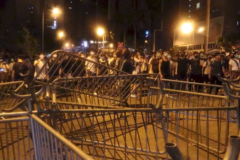 香港百萬人遊行反送中 入夜後被警方武力驅散