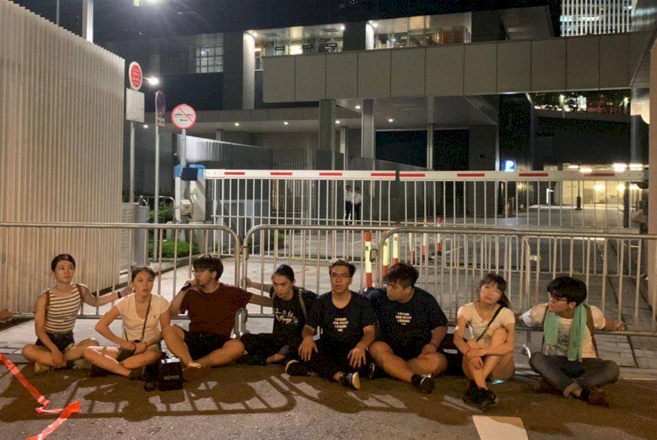 香港眾志成員 大遊行後留守立法會前要求對話