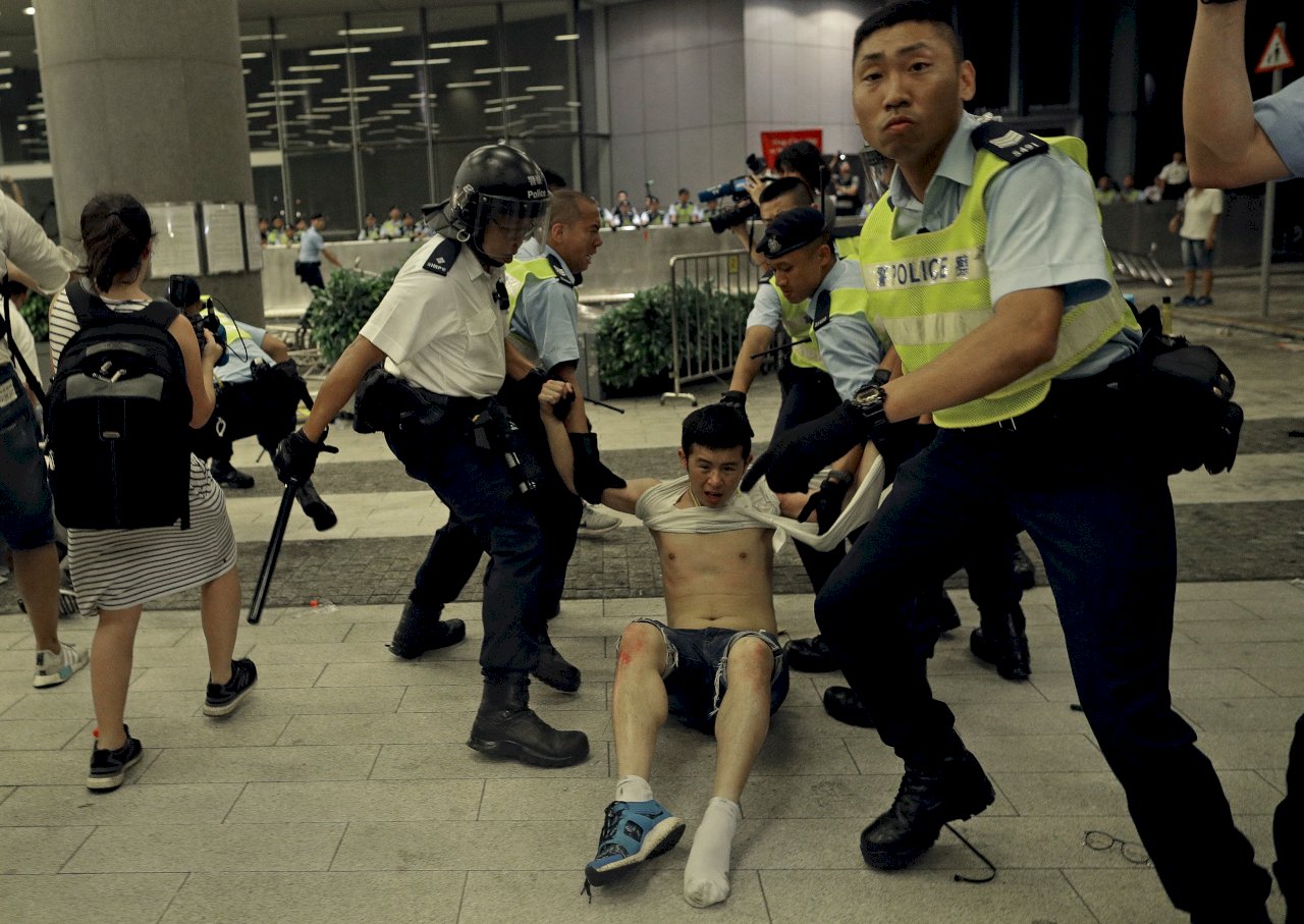 香港示威者與警員衝突 約百人被捕