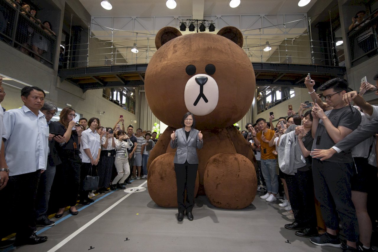 蔡總統參訪LINE台灣辦公室 好奇熊大是哪國的