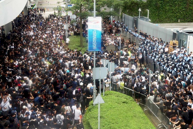 香港立法會外大批民眾聚集 警力嚴守如臨大敵