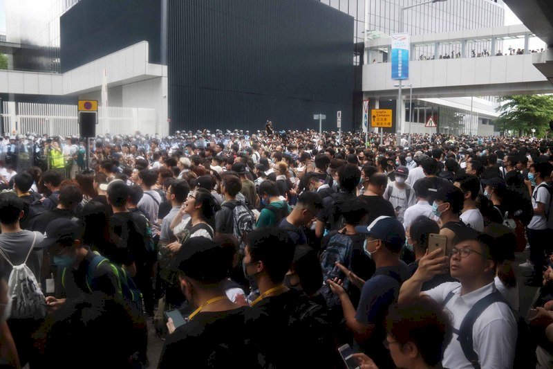香港反修例示威爆衝突 防暴警察待命