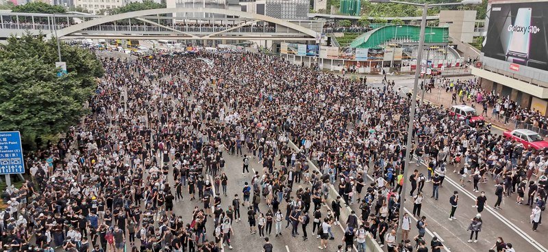 香港反修例示威人群擴散 重演佔中景象