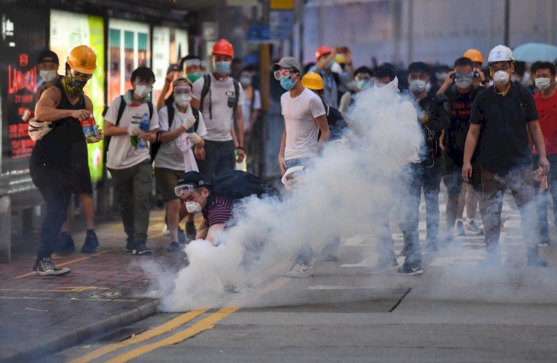 手無寸鐵卻遭催淚彈攻擊 示威者：這真的是香港嗎