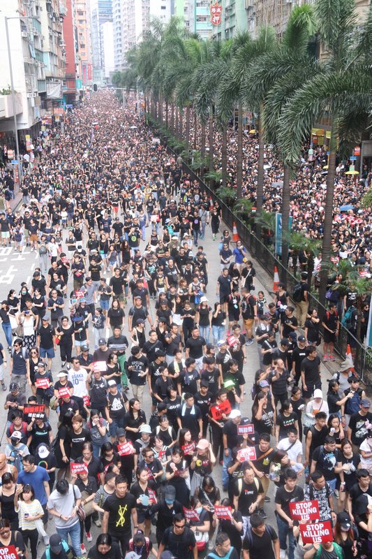 不滿警方過分動武 香港休假員警參加反送中遊行