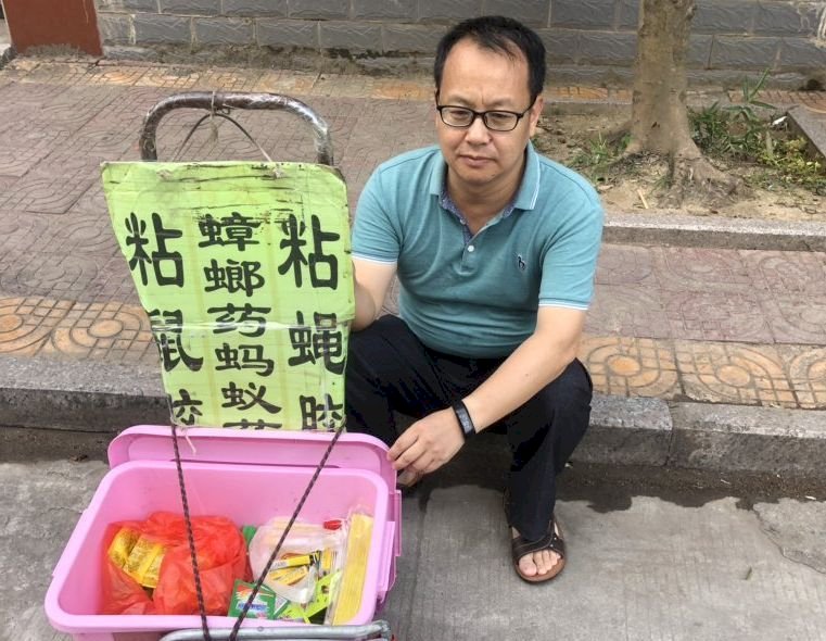北京維權律師被失業  淪落擺地攤