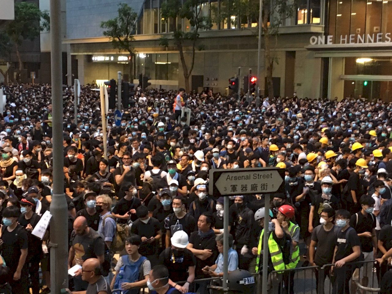 港大專學界圍警總示威 22日凌晨剩數百人駐守