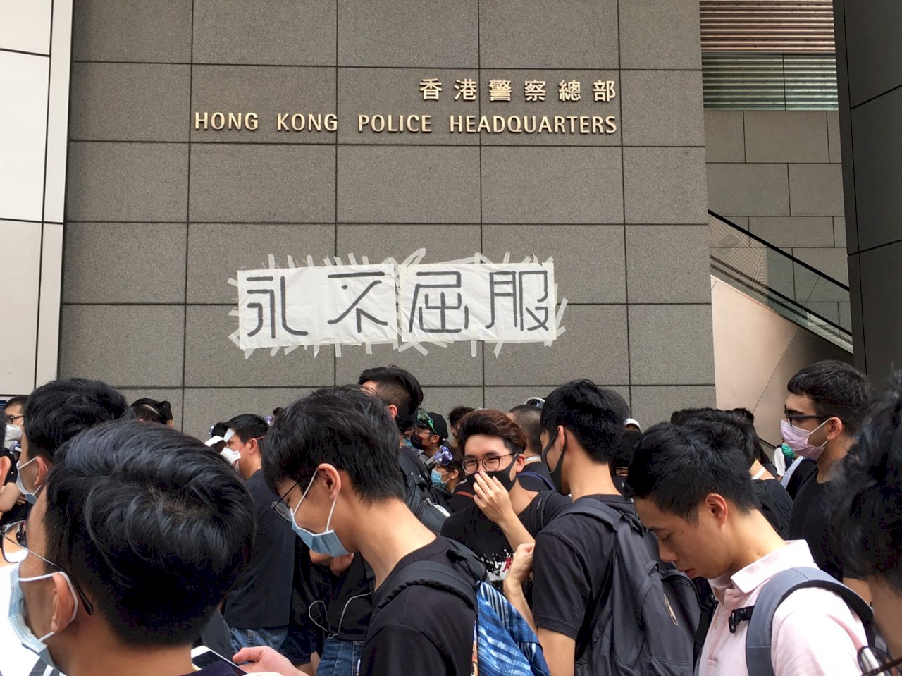 香港示威民眾包圍警總  議員林卓廷籲勿衝擊警總
