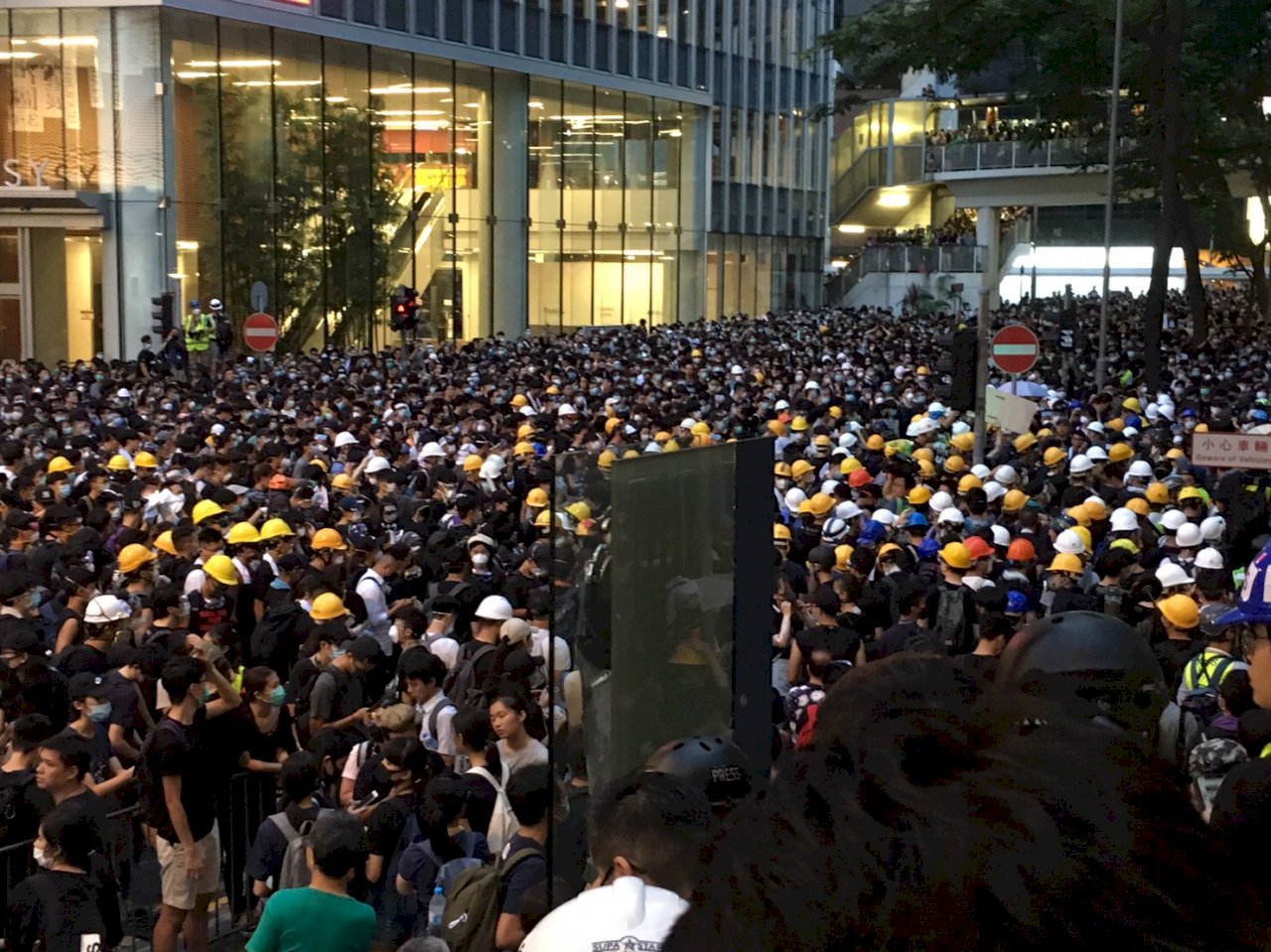 香港示威民眾 入夜後續佔夏慤道東西行線