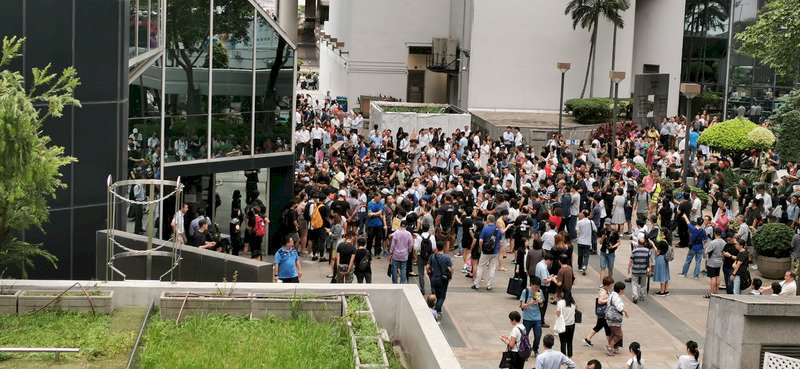 反送中餘波盪漾 示威者包圍香港稅務大樓