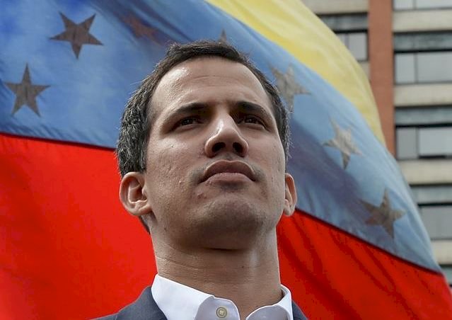 駁斥躲大使館說 委內瑞拉反對派領袖瓜伊多露臉