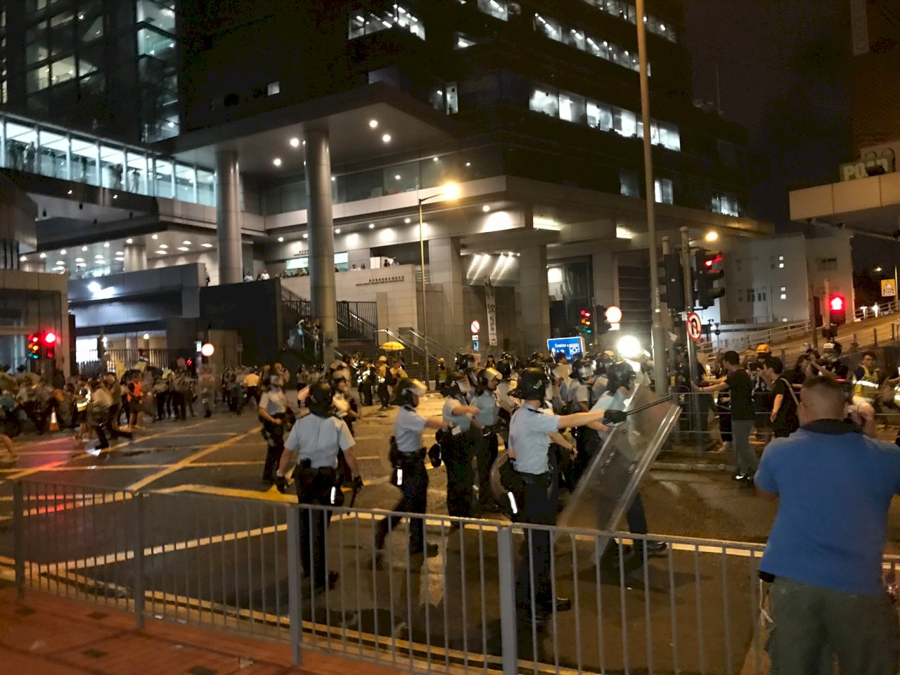 香港示威者再包圍警總 警方凌晨清場
