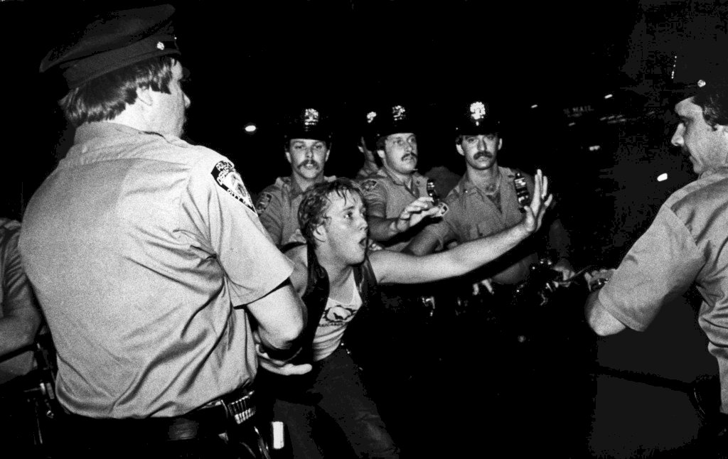 從黑暗到迎接彩虹！紐約石牆事件今滿50周年：一場替全球同志運動拉開序幕的「暴動」