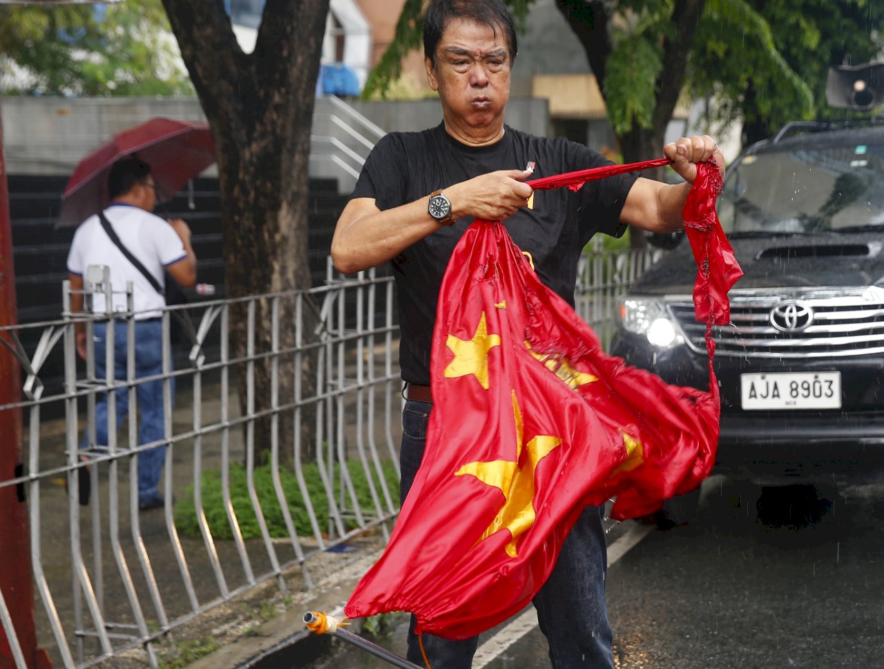 不滿入侵領海 菲資深記者中國領事館前焚五星旗