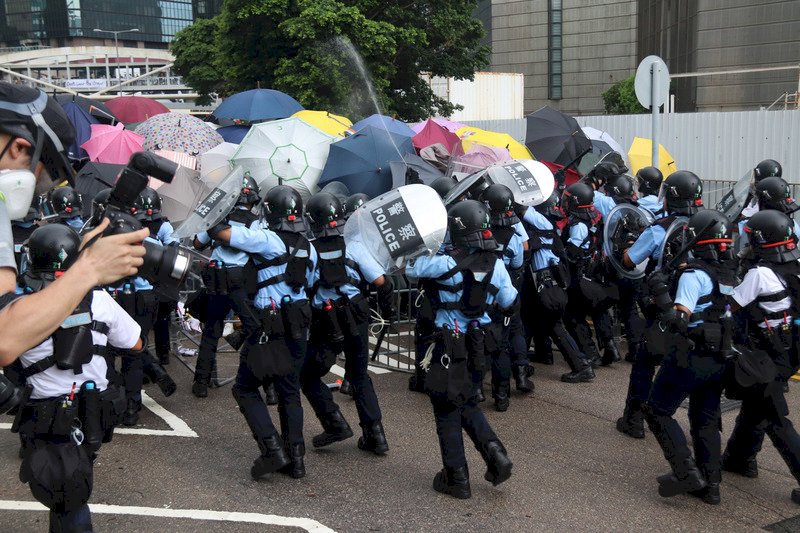 阻七一升旗 香港警民爆衝突