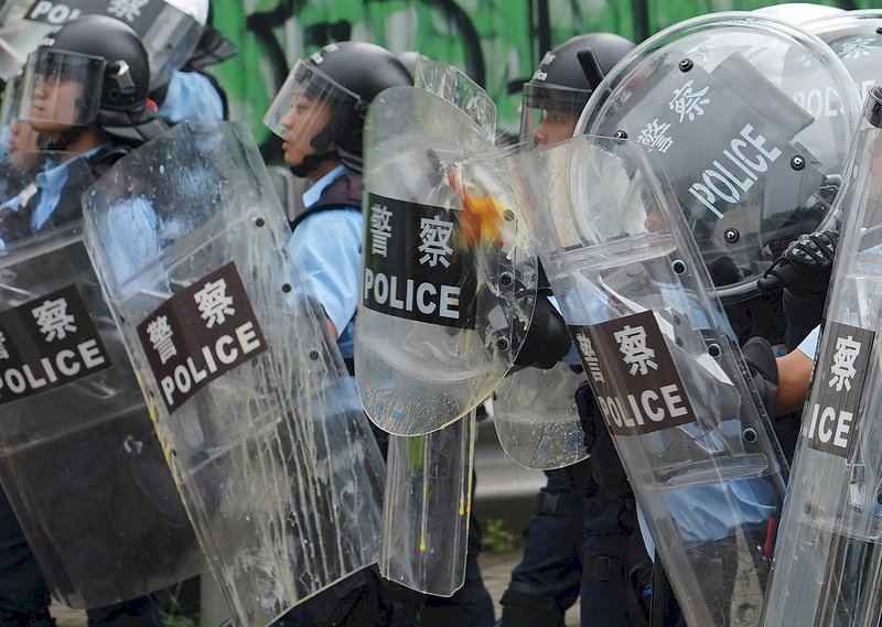 香港警察被丟不明液體 13警送醫治療